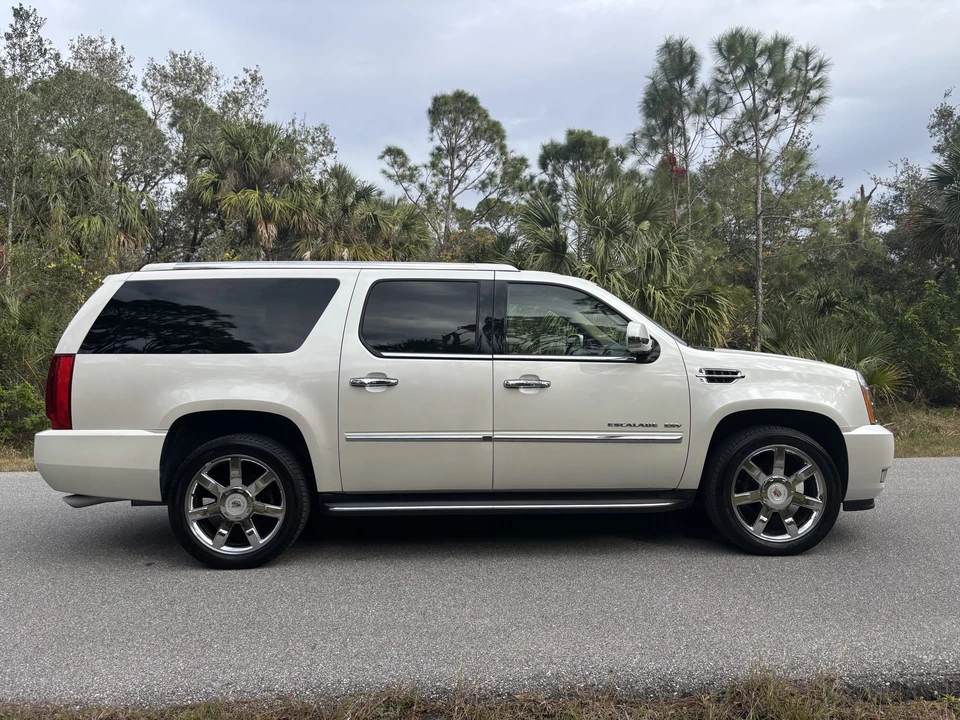2011 Cadillac Escalade & EXT 3rd Gen - Image 7 of 31