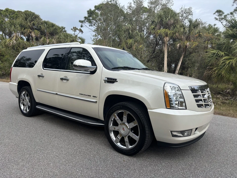 2011 Cadillac Escalade & EXT 3rd Gen - Image 8 of 31