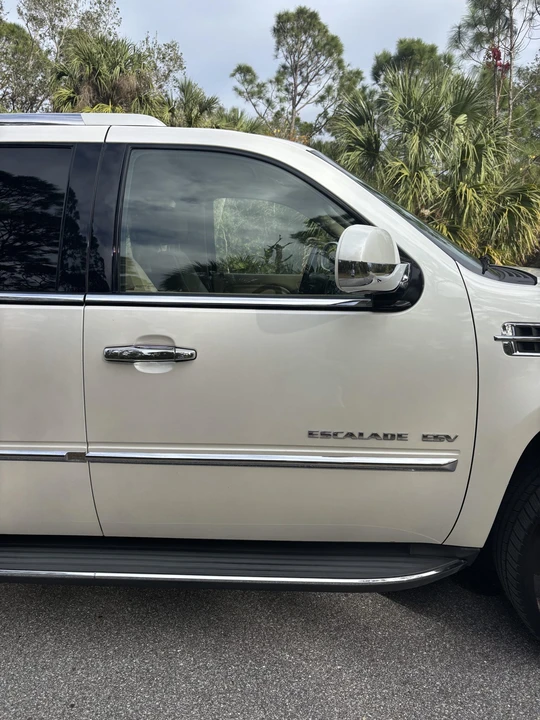 2011 Cadillac Escalade & EXT 3rd Gen - Image 22 of 31