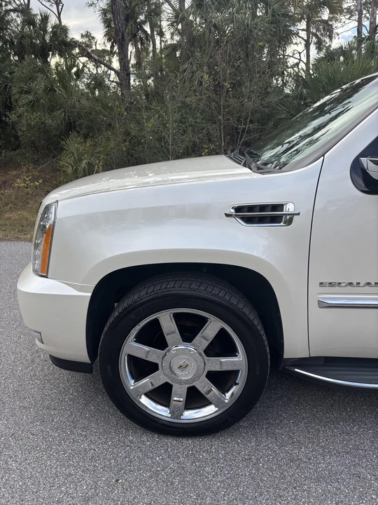 2011 Cadillac Escalade & EXT 3rd Gen - Image 10 of 31