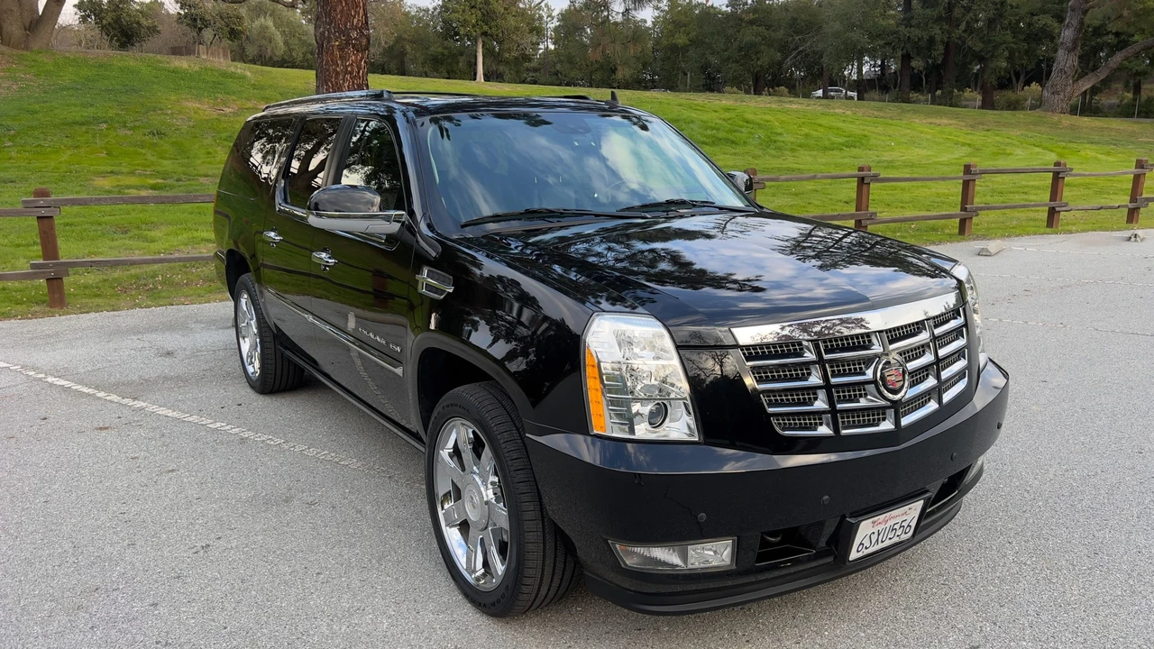 2011 Cadillac Escalade & EXT 3rd Gen - Image 2 of 31