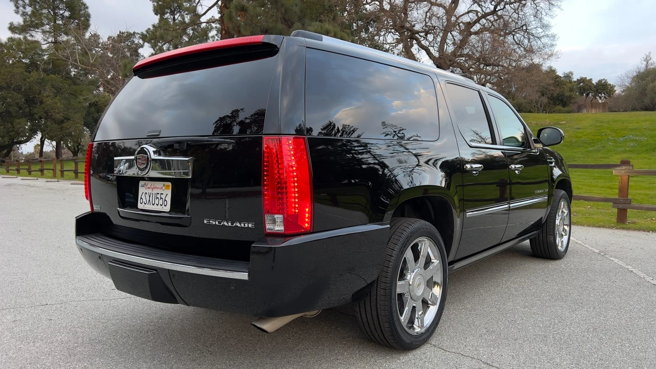 2011 Cadillac Escalade & EXT 3rd Gen - Image 11 of 31