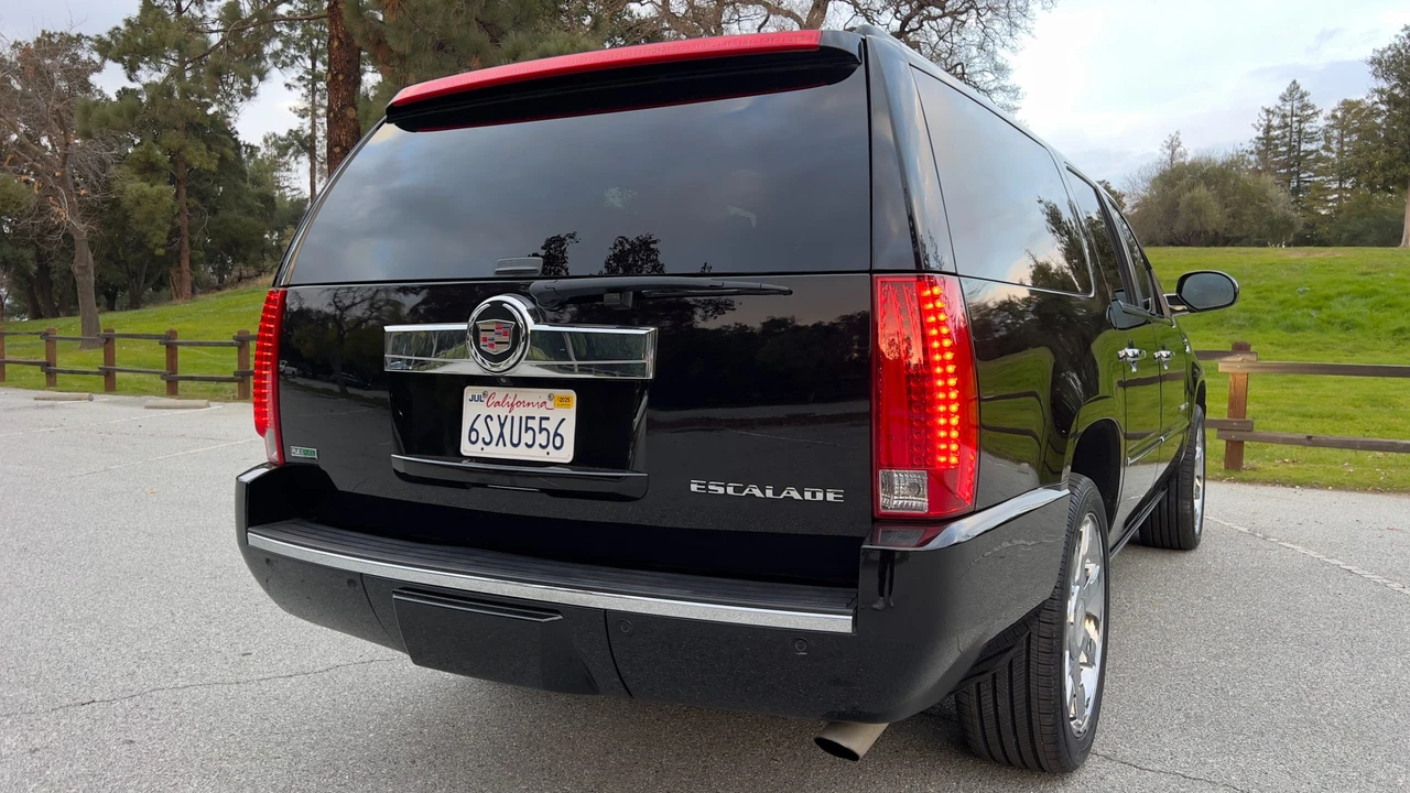 2011 Cadillac Escalade & EXT 3rd Gen - Image 13 of 31
