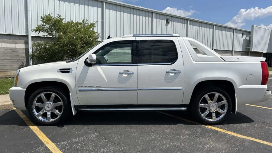 2011 Cadillac Escalade & EXT 3rd Gen - Image 2 of 9