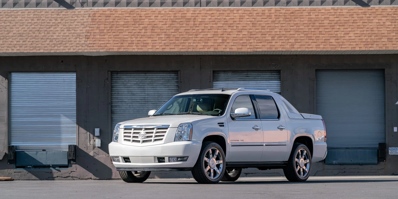 2011 Cadillac Escalade & EXT 3rd Gen - Image 2 of 31
