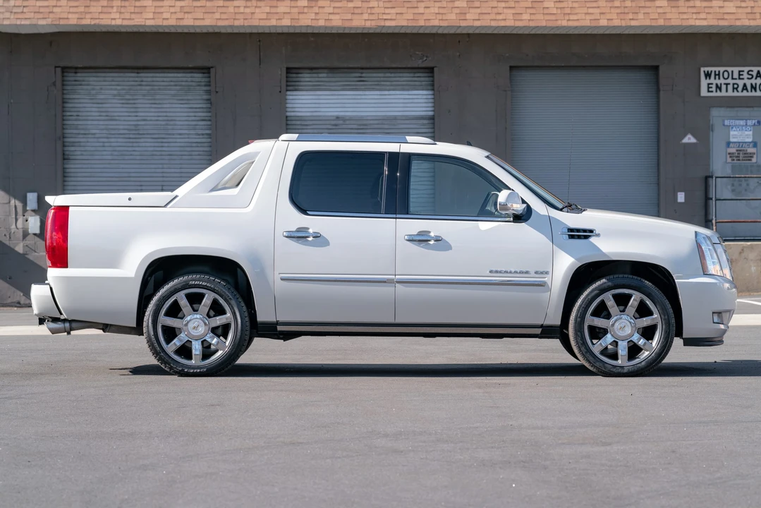 2011 Cadillac Escalade & EXT 3rd Gen - Image 16 of 31