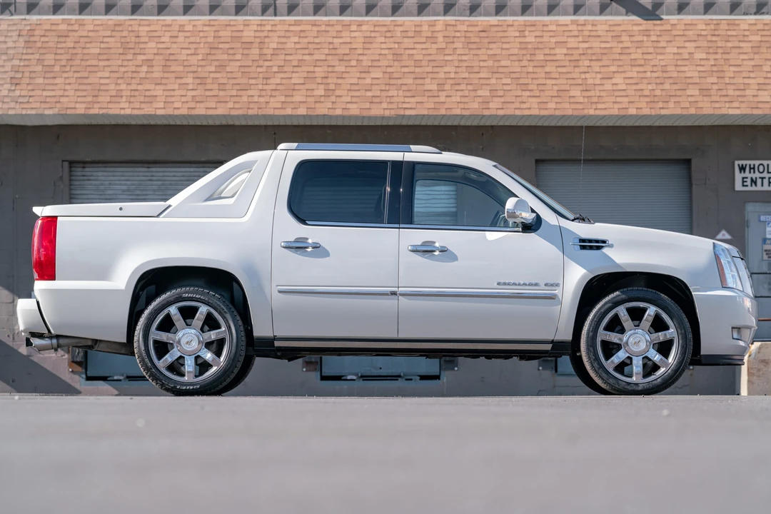 2011 Cadillac Escalade & EXT 3rd Gen - Image 15 of 31