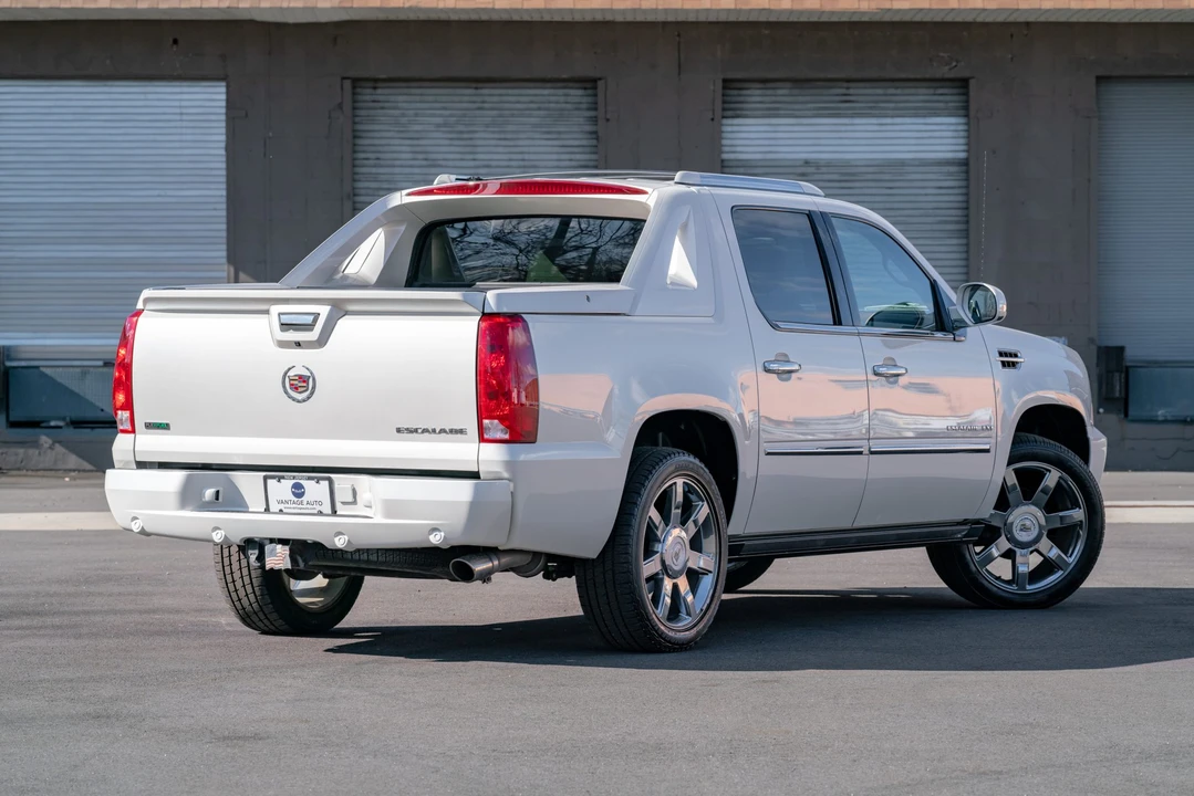 2011 Cadillac Escalade & EXT 3rd Gen - Image 12 of 31