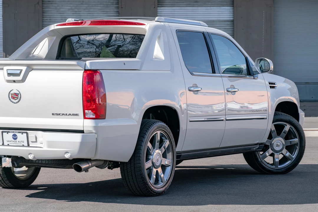 2011 Cadillac Escalade & EXT 3rd Gen - Image 27 of 31