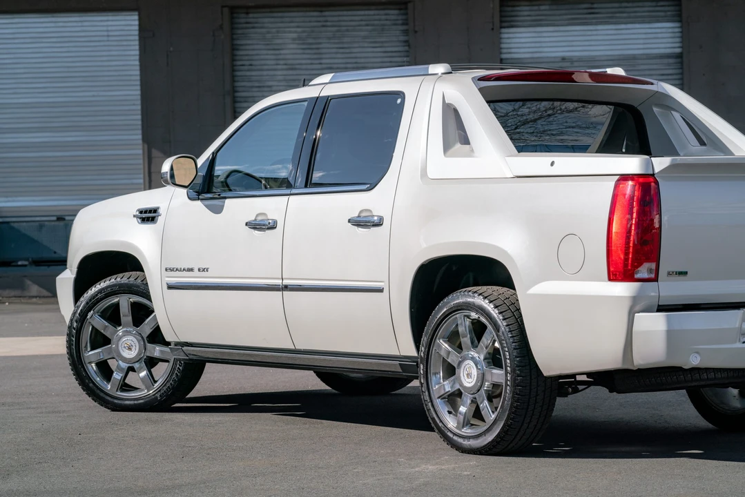 2011 Cadillac Escalade & EXT 3rd Gen - Image 24 of 31