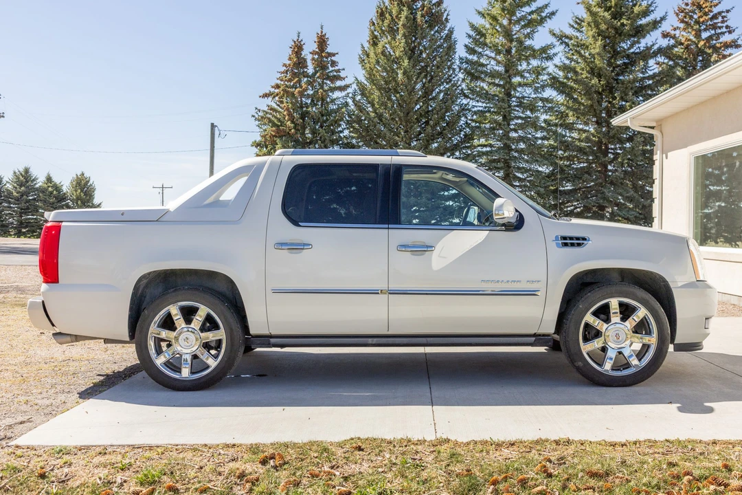 2011 Cadillac Escalade & EXT 3rd Gen - Image 9 of 31