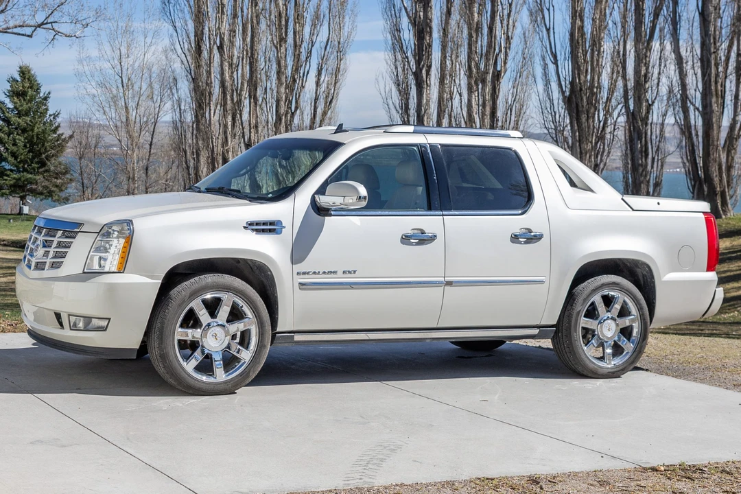 2011 Cadillac Escalade & EXT 3rd Gen - Image 2 of 31
