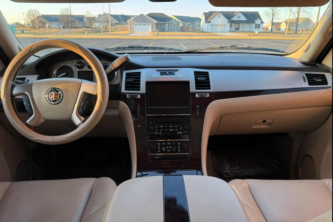 2011 Cadillac Escalade & EXT 3rd Gen - Image 24 of 31