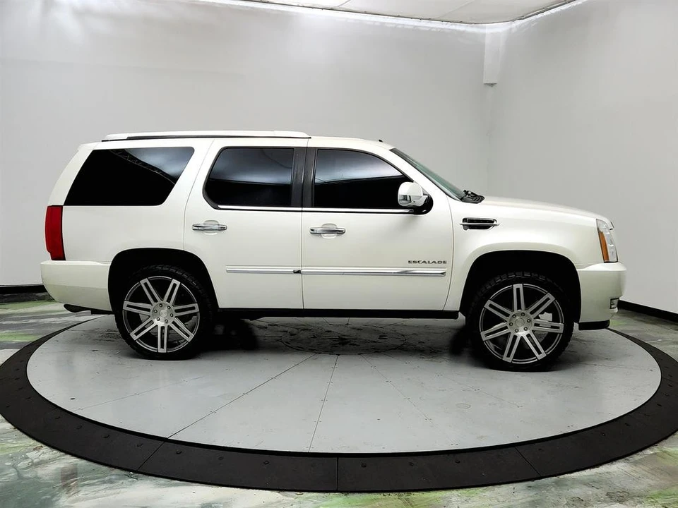 2011 Cadillac Escalade & EXT 3rd Gen - Image 4 of 12