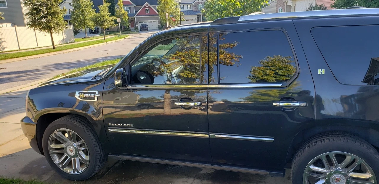 2011 Cadillac Escalade & EXT 3rd Gen - Image 2 of 18
