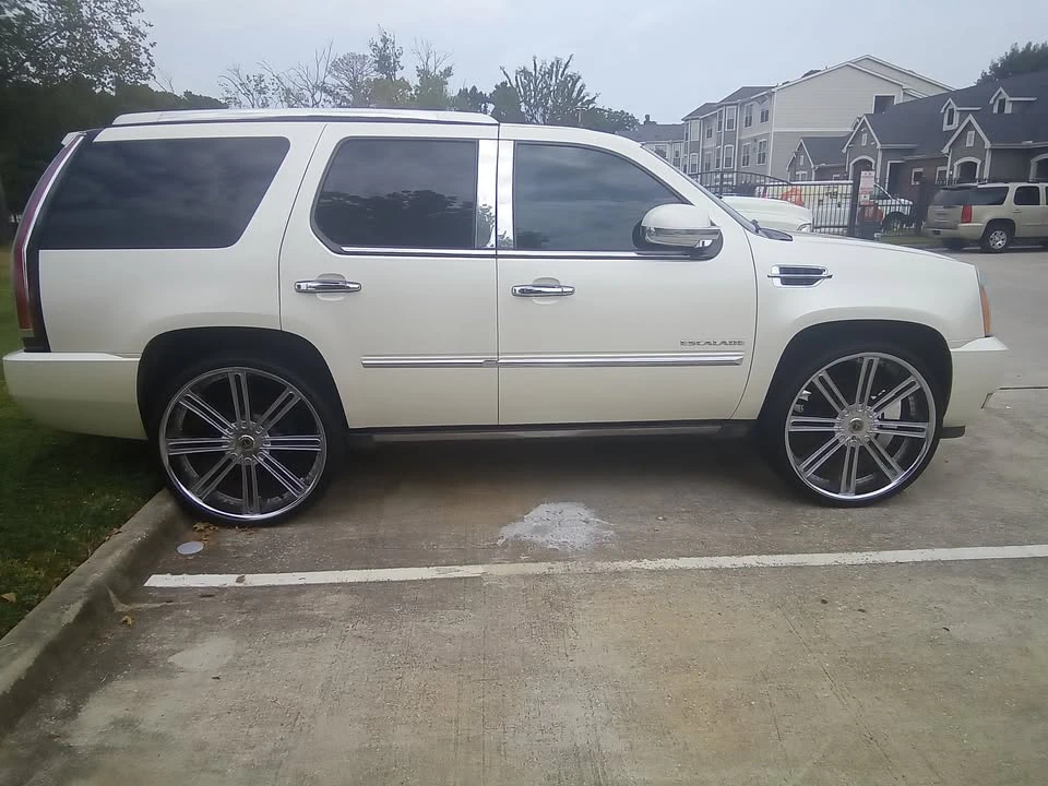 2011 Cadillac Escalade & EXT 3rd Gen - Image 2 of 19