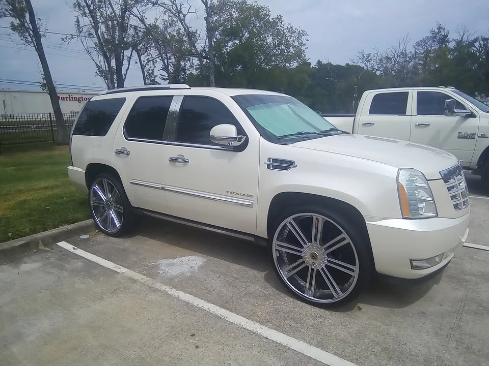 2011 Cadillac Escalade & EXT 3rd Gen - Image 5 of 19