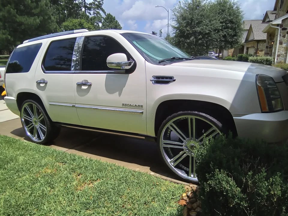 2011 Cadillac Escalade & EXT 3rd Gen - Image 17 of 19