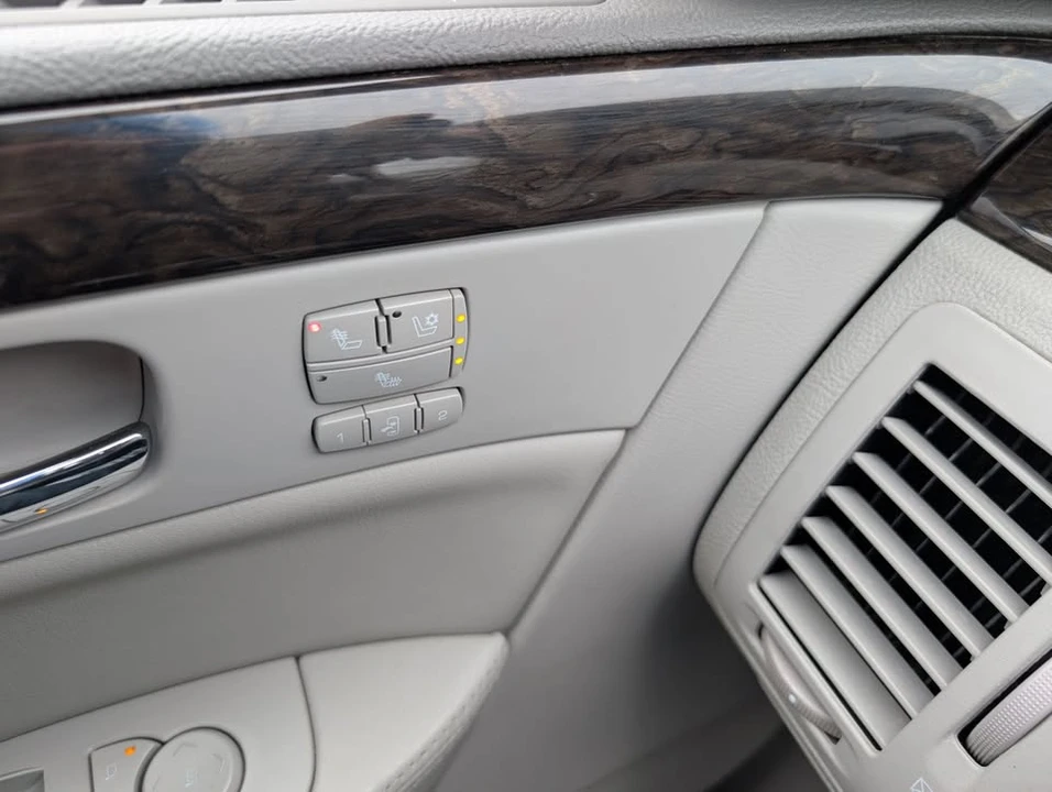 2011 Cadillac DTS - Image 10 of 15