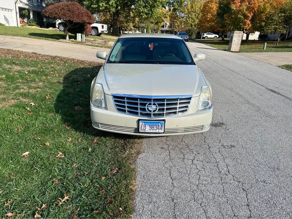 2011 Cadillac DTS - Image 2 of 5