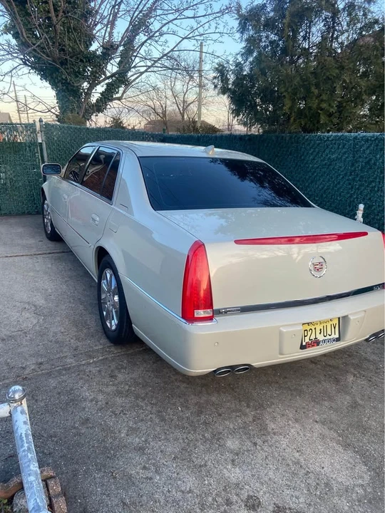 2011 Cadillac DTS - Image 2 of 2