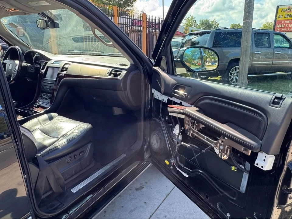 2011 Cadillac Escalade & EXT 3rd Gen - Image 3 of 11