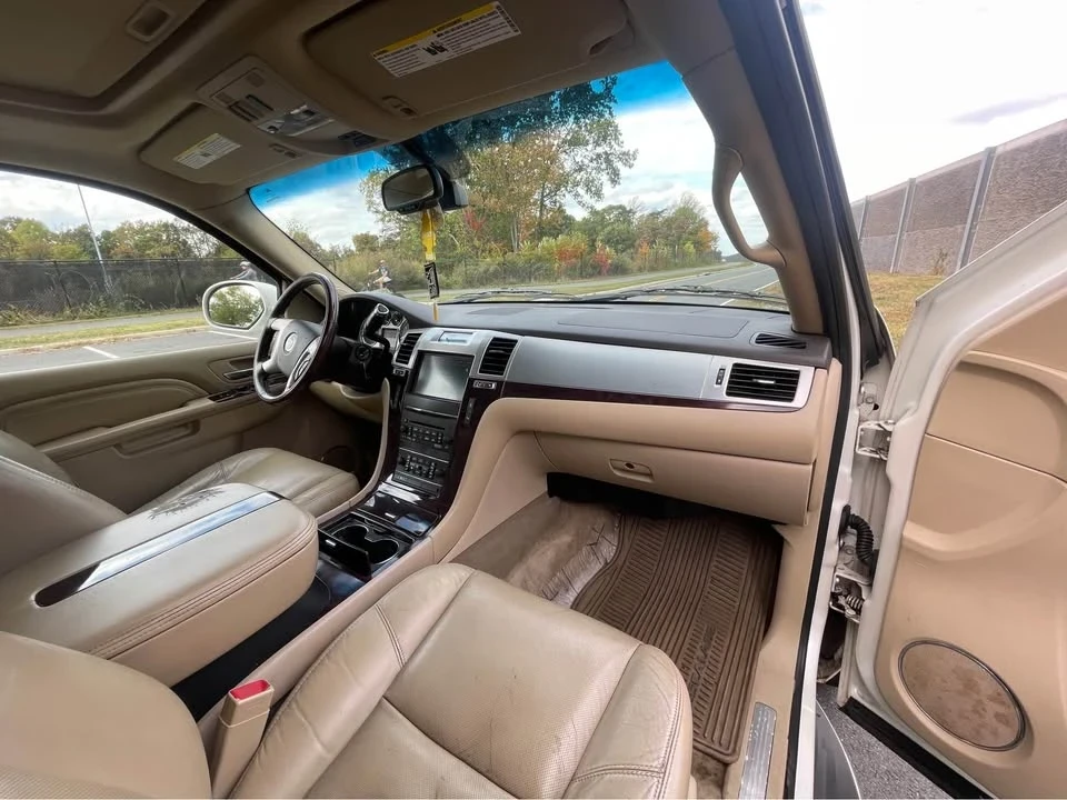 2011 Cadillac Escalade & EXT 3rd Gen - Image 10 of 17