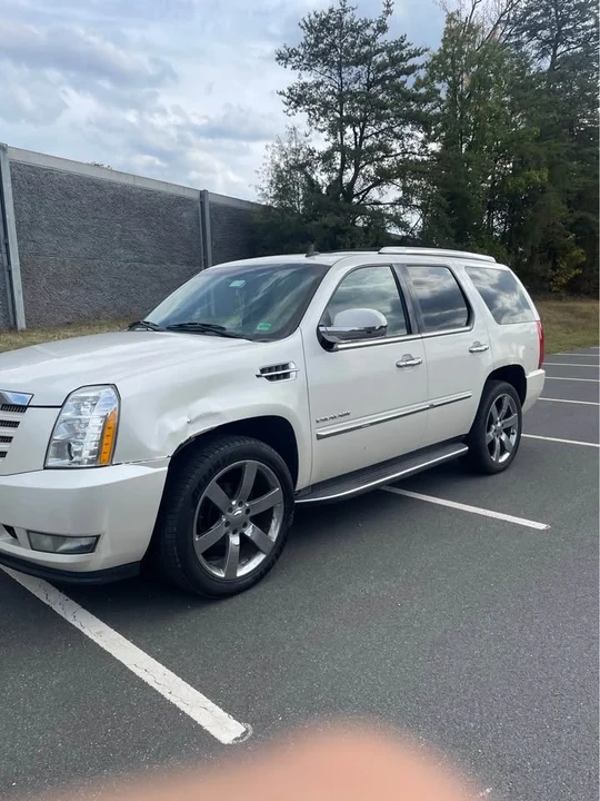 2011 Cadillac Escalade & EXT 3rd Gen - Image 2 of 17