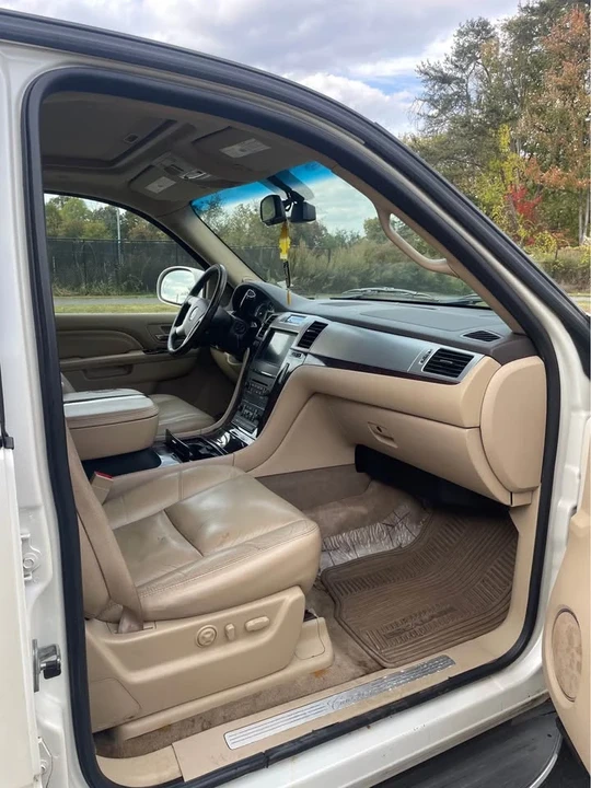 2011 Cadillac Escalade & EXT 3rd Gen - Image 9 of 17
