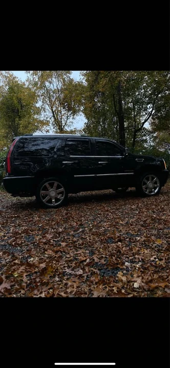 2011 Cadillac Escalade & EXT 3rd Gen - Image 2 of 5