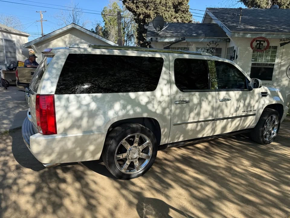 2011 Cadillac Escalade & EXT 3rd Gen - Image 2 of 4