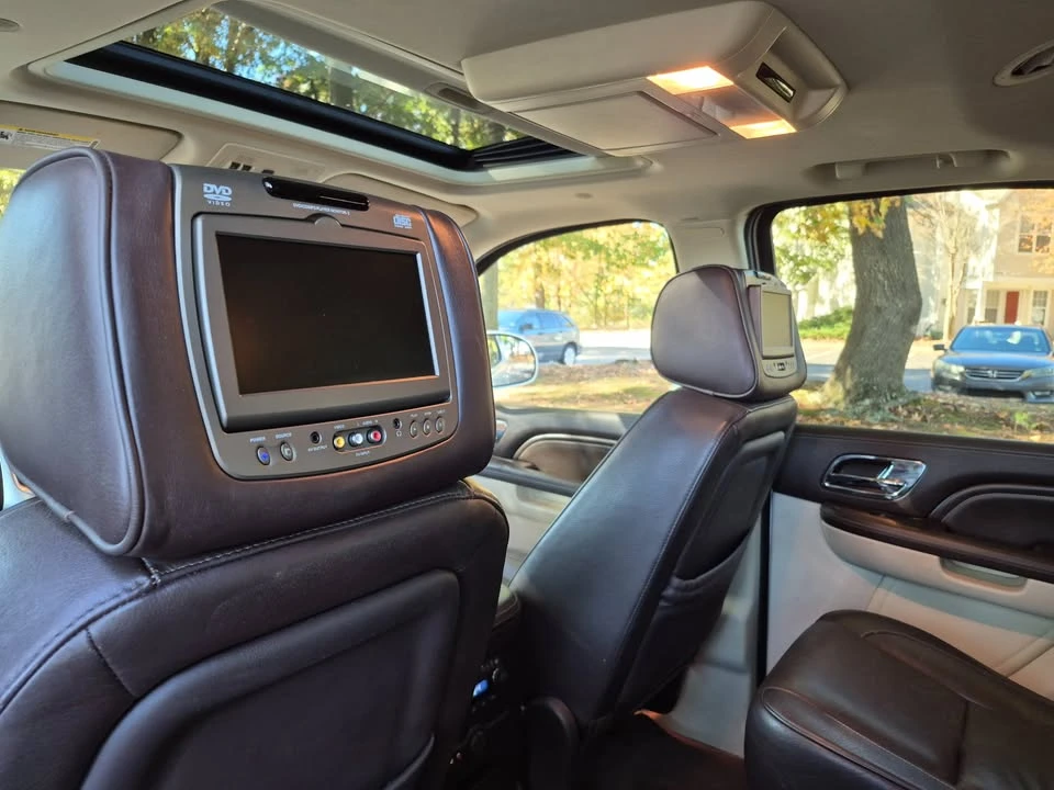 2011 Cadillac Escalade & EXT 3rd Gen - Image 17 of 18