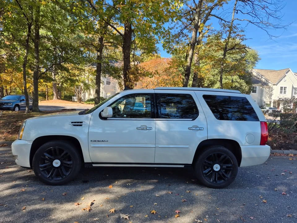 2011 Cadillac Escalade & EXT 3rd Gen - Image 5 of 18