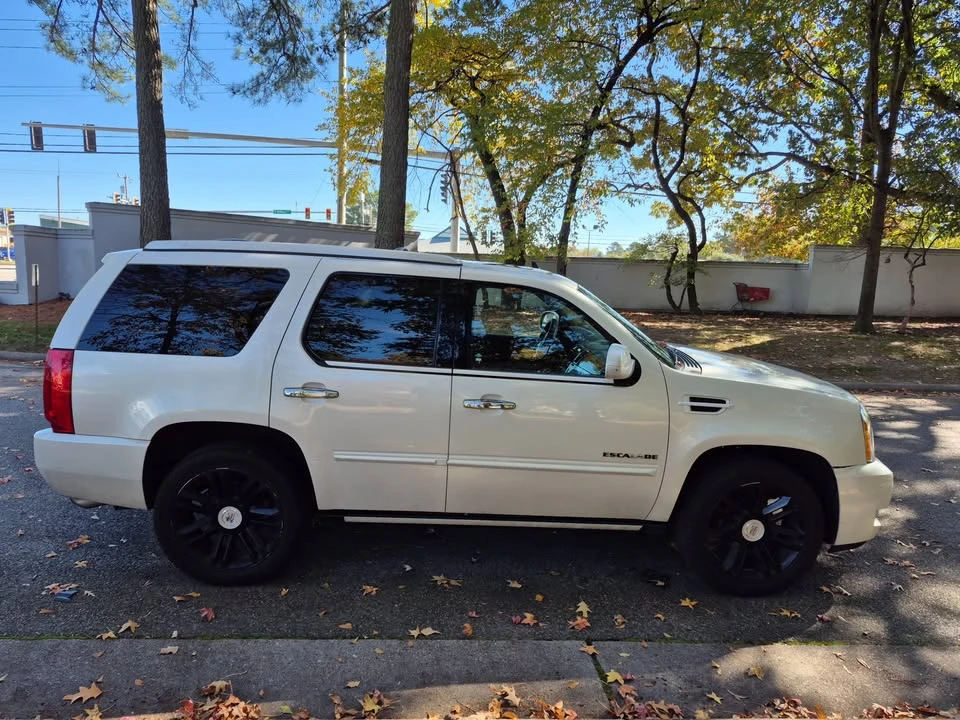 2011 Cadillac Escalade & EXT 3rd Gen - Image 9 of 18