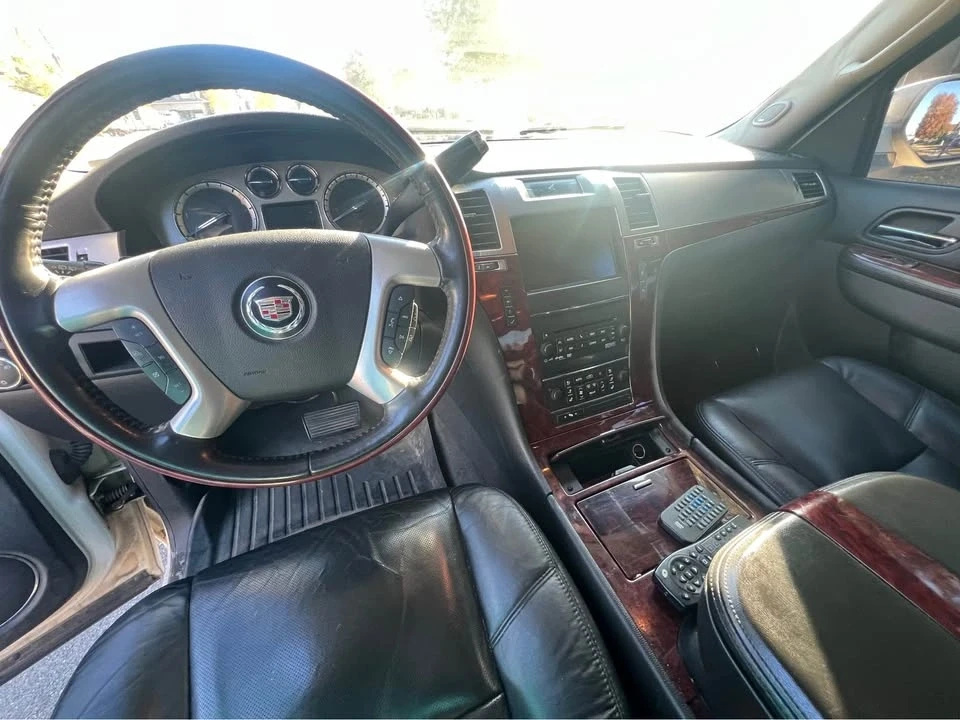 2011 Cadillac Escalade & EXT 3rd Gen - Image 2 of 12