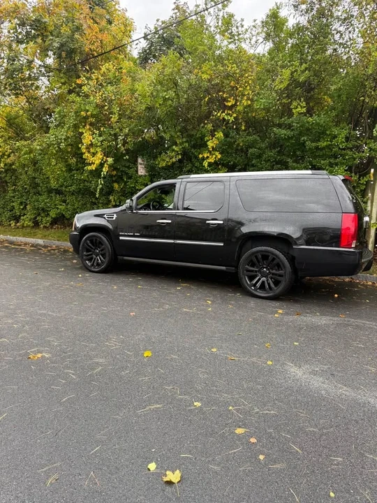 2011 Cadillac Escalade & EXT 3rd Gen - Image 3 of 10