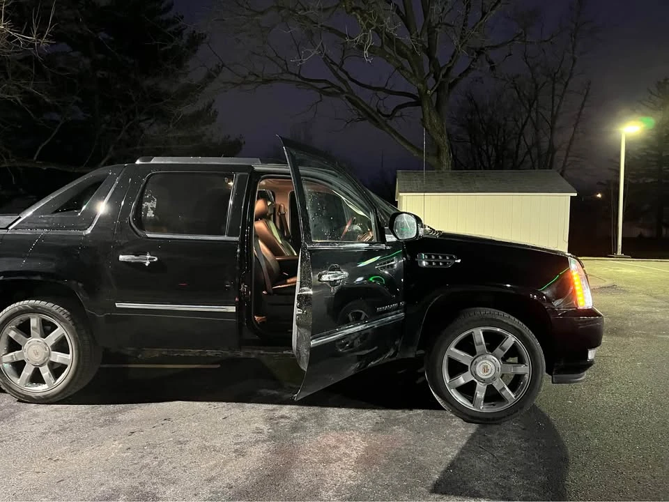 2011 Cadillac Escalade & EXT 2nd Gen - Image 2 of 12