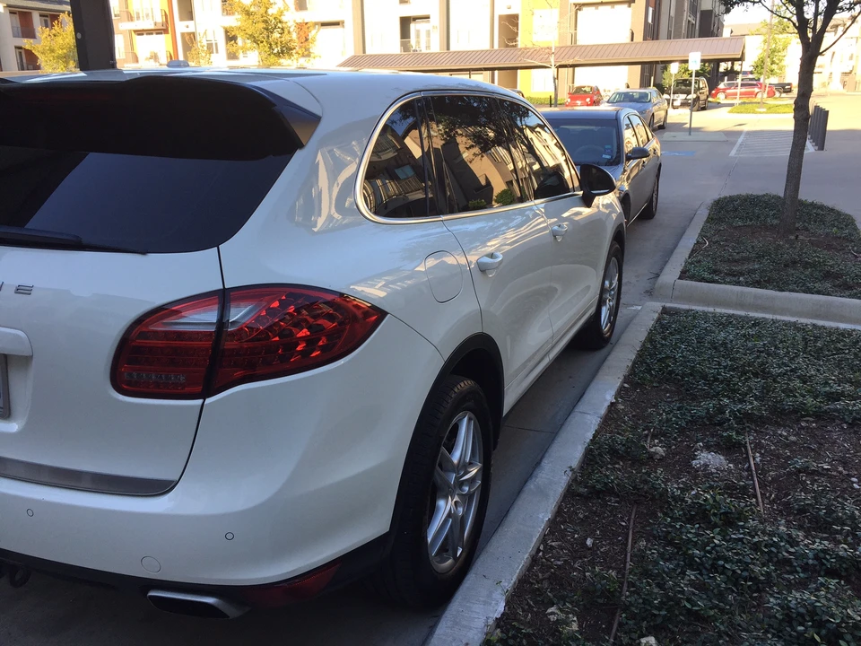 2011 Porsche 958 Cayenne - Image 2 of 9