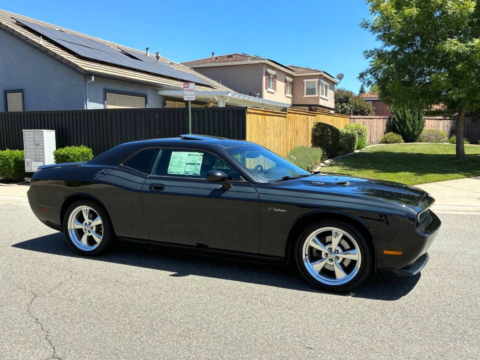 2011 Dodge Challenger 3rd Gen - Image 2 of 12