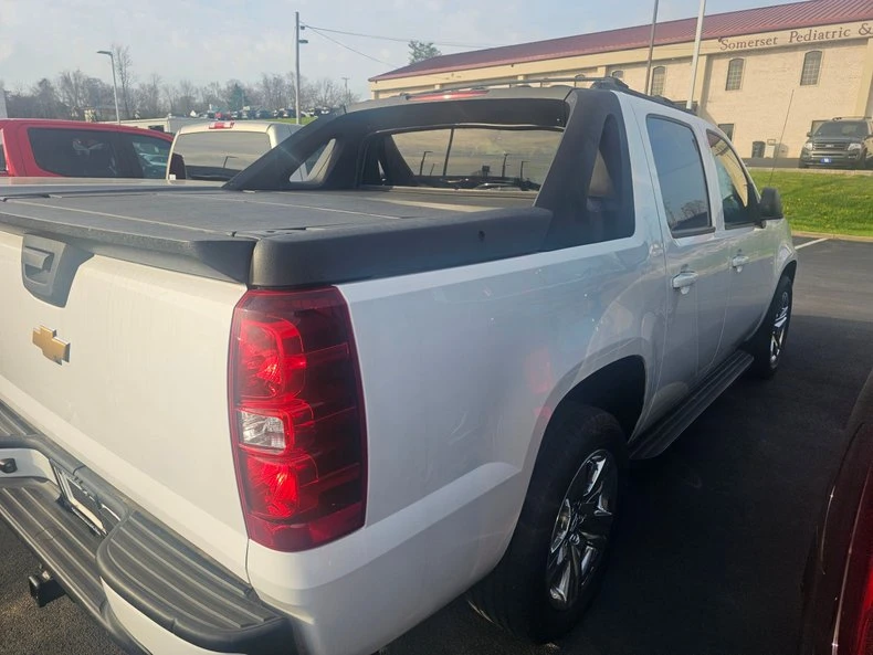 2011 Chevrolet Avalanche - Image 2 of 5