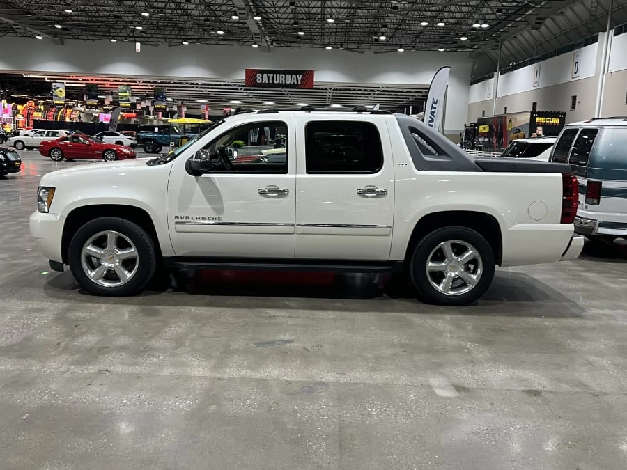 2011 Chevrolet Avalanche - Image 2 of 8