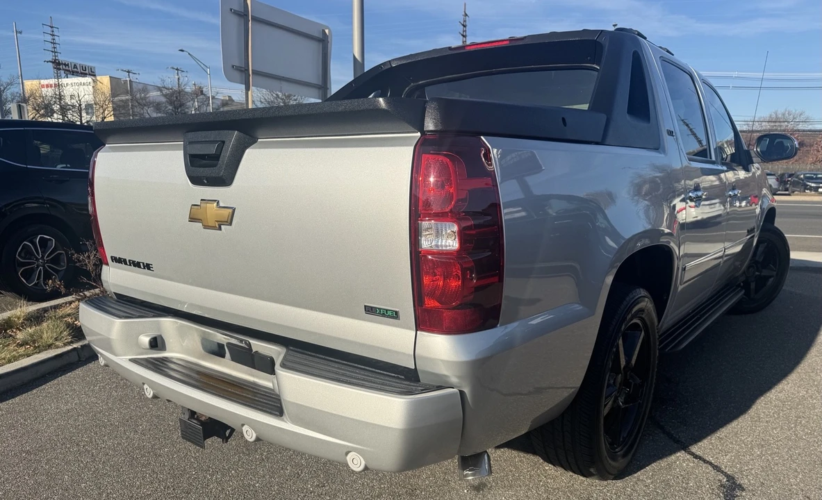 2011 Chevrolet Avalanche - Image 3 of 21