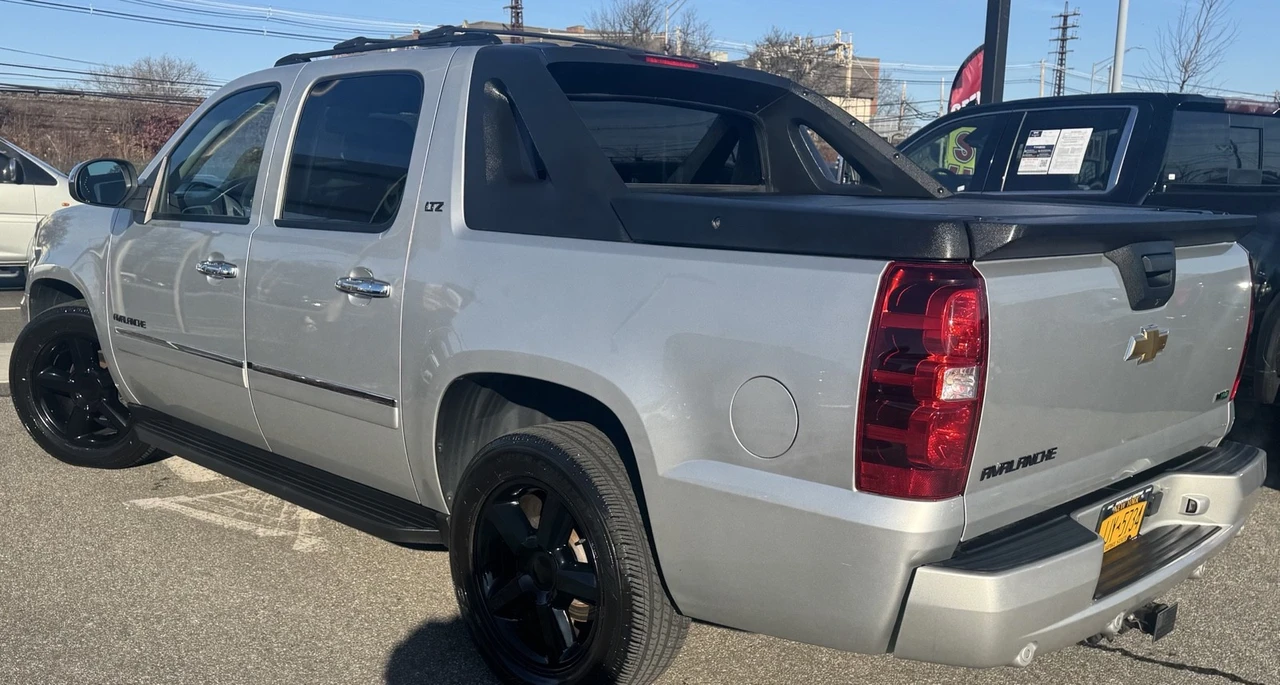 2011 Chevrolet Avalanche - Image 2 of 21