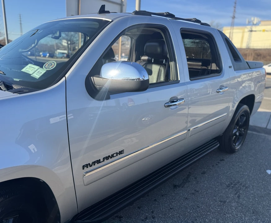 2011 Chevrolet Avalanche - Image 12 of 21