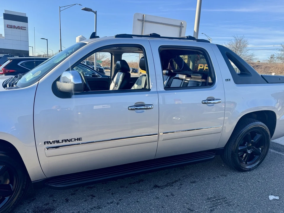2011 Chevrolet Avalanche - Image 7 of 21