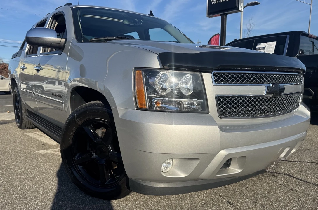 2011 Chevrolet Avalanche - Image 6 of 21