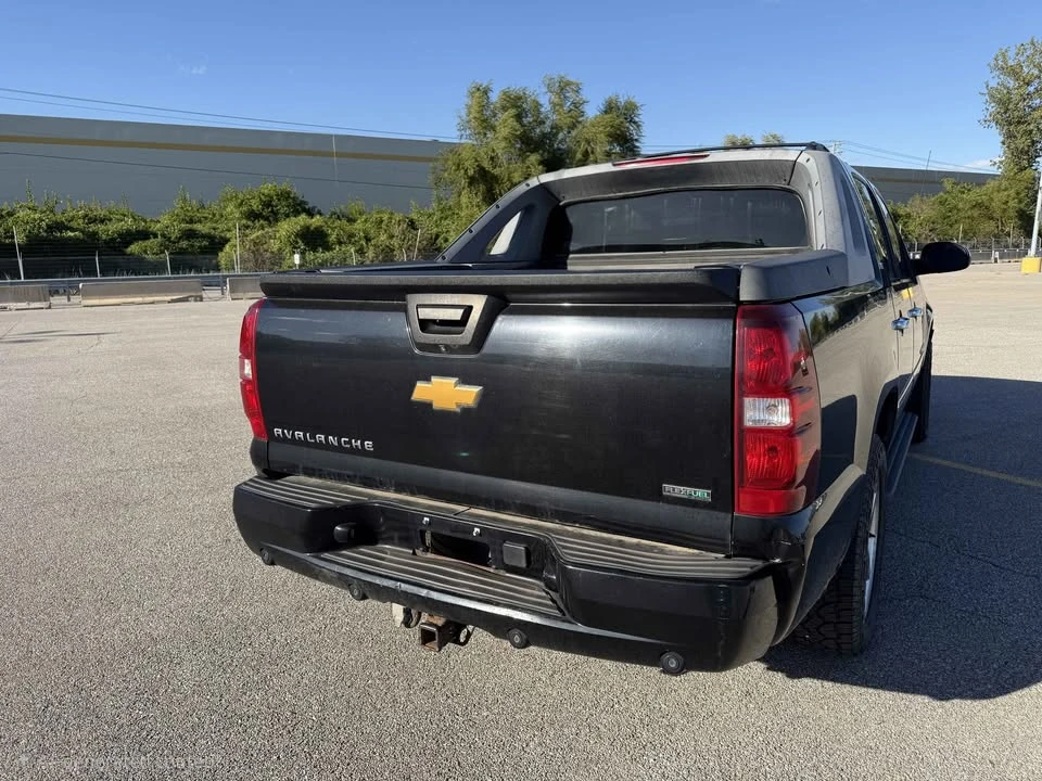 2011 Chevrolet Avalanche - Image 3 of 20