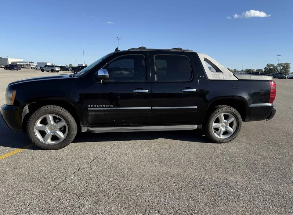 2011 Chevrolet Avalanche - Image 2 of 20