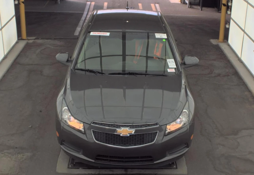 2011 Chevrolet Cruze - Image 2 of 17