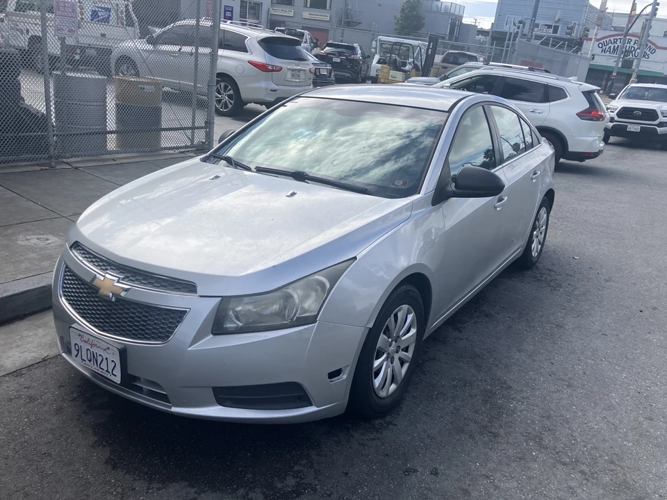 2011 Chevrolet Cruze - Image 2 of 5